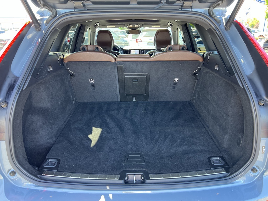 2022 Volvo XC60 B5 Momentum photo 7