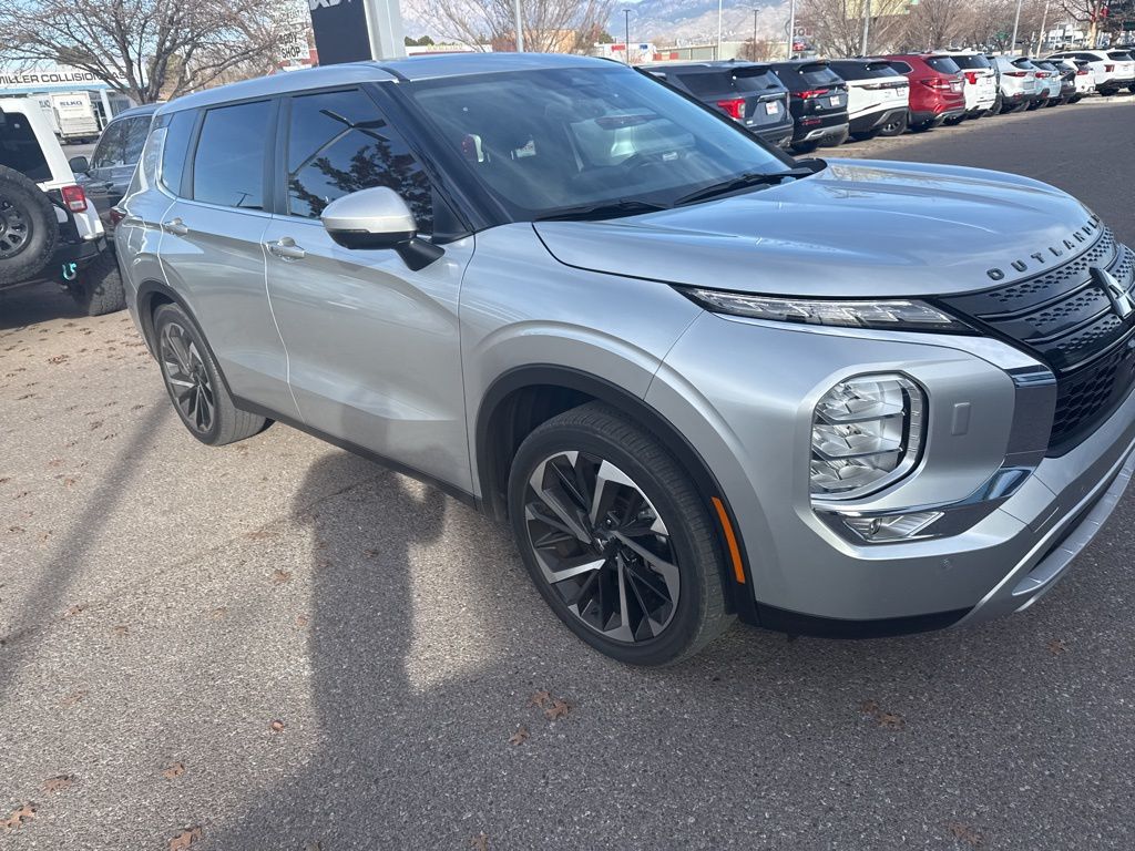 2024 Mitsubishi Outlander SE's photo