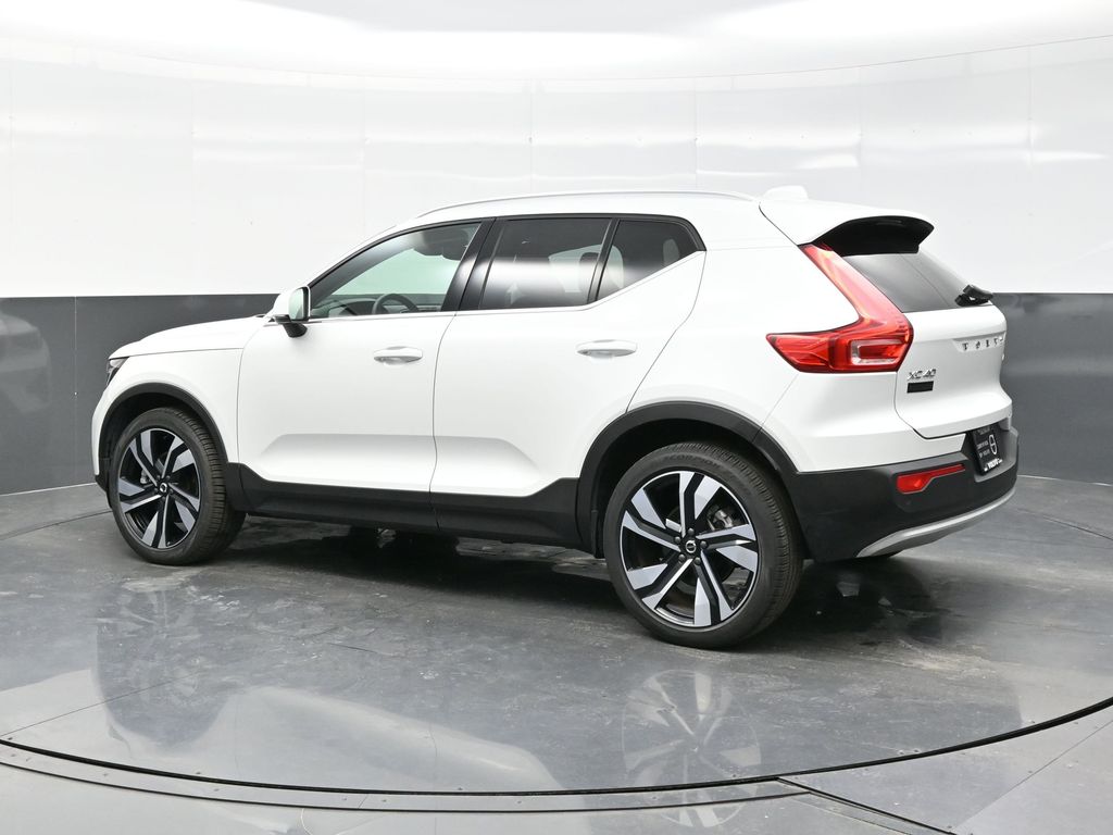 2025 Volvo XC40 Plus photo 3