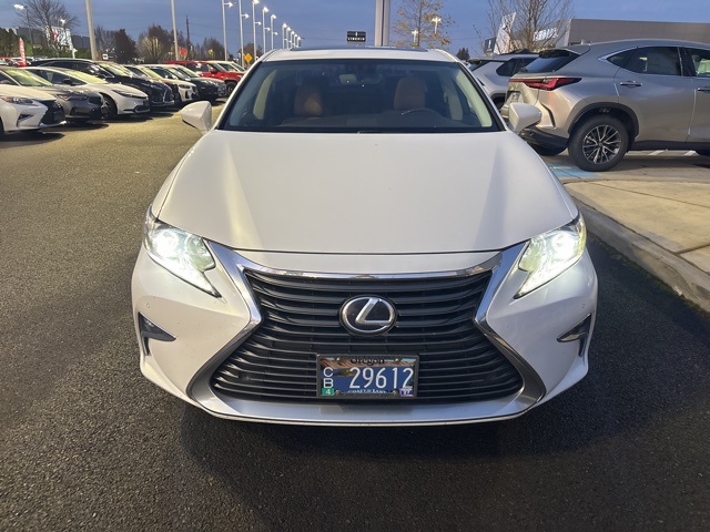2016 Lexus ES 300h photo 4