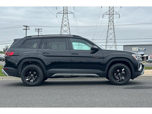 2025 Volkswagen Atlas Peak Edition SE photo 3