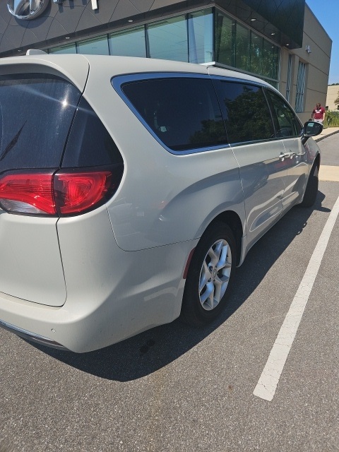 2017 Chrysler Pacifica Touring L photo 4