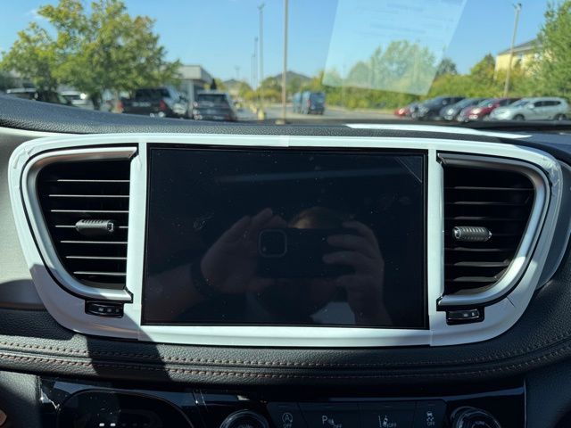 2026 Chrysler Pacifica Pinnacle photo 13