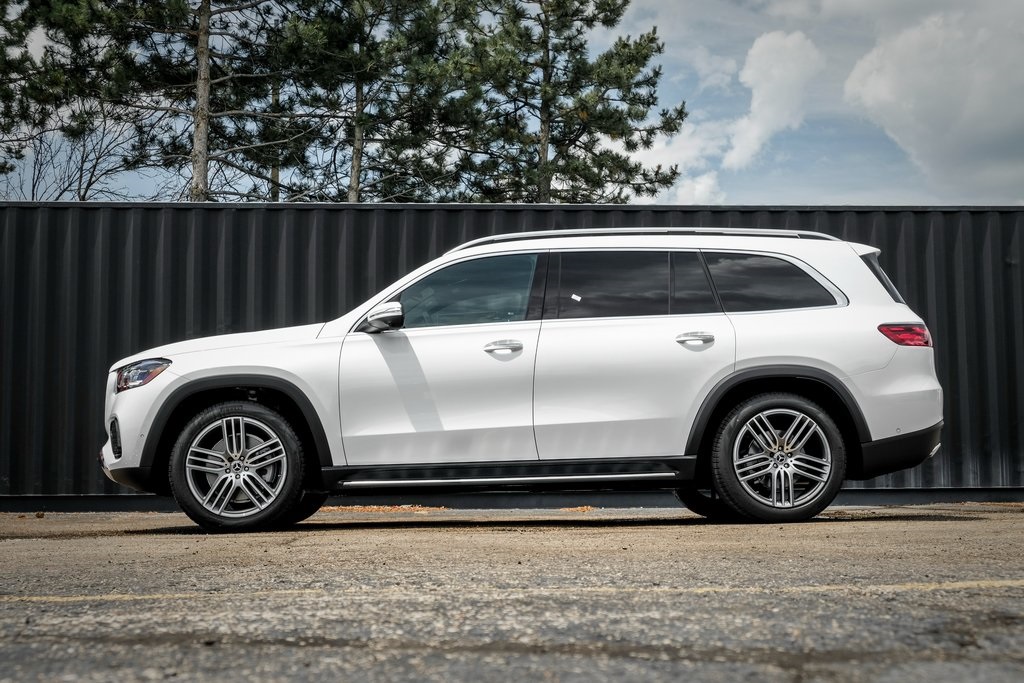 2025 Mercedes Benz GLS 450 4MATIC photo 3