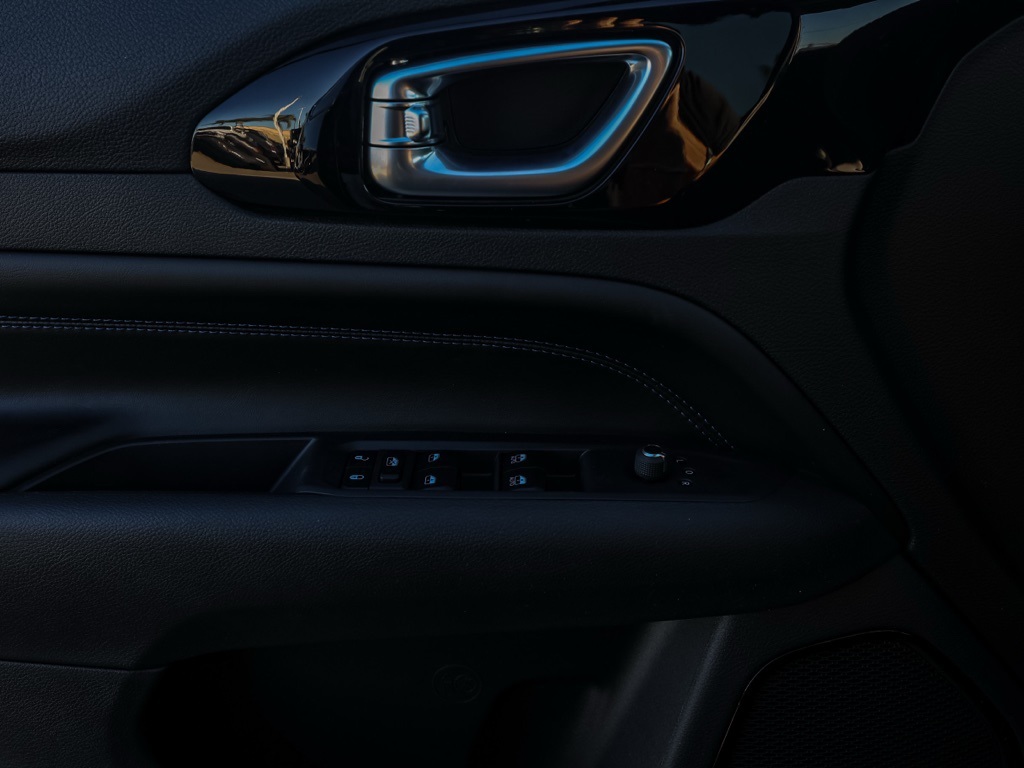 New 2026 Diamond Black Crystal Pearl-Coat Exterior Paint Jeep Latitude image 22