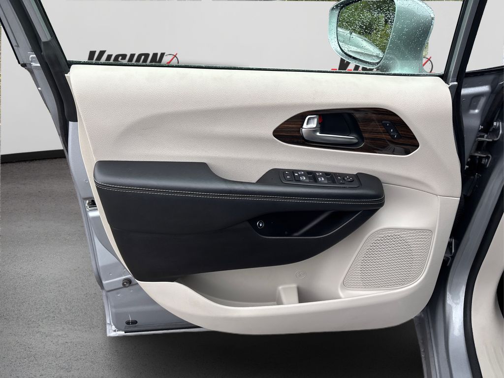 2021 Chrysler Pacifica Hybrid Limited photo 21