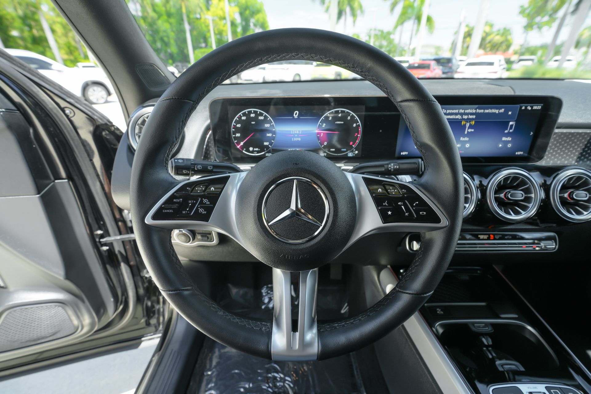 2025 Mercedes Benz GLB 250 photo 3