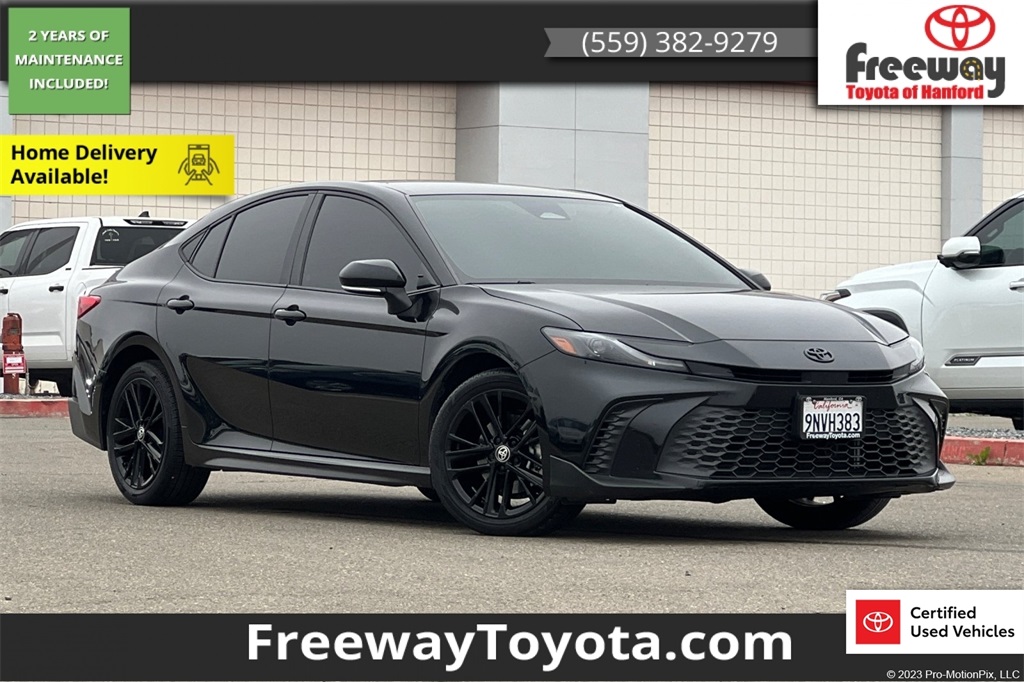 2025 Toyota Camry SE's photo