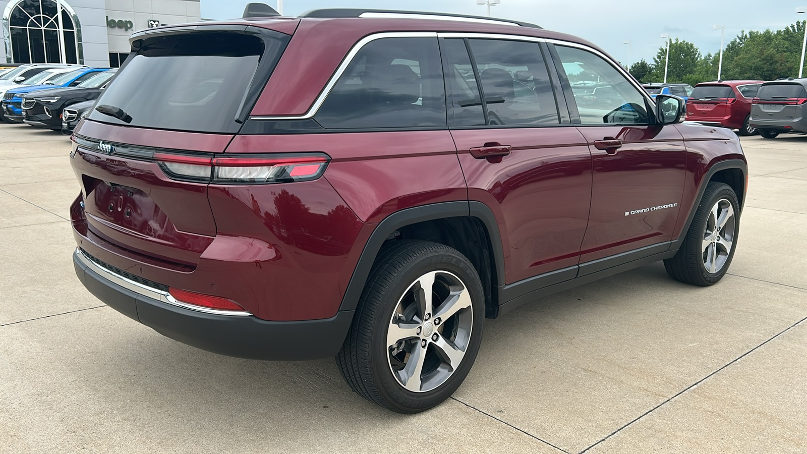 2023 Jeep Cherokee Base photo 3