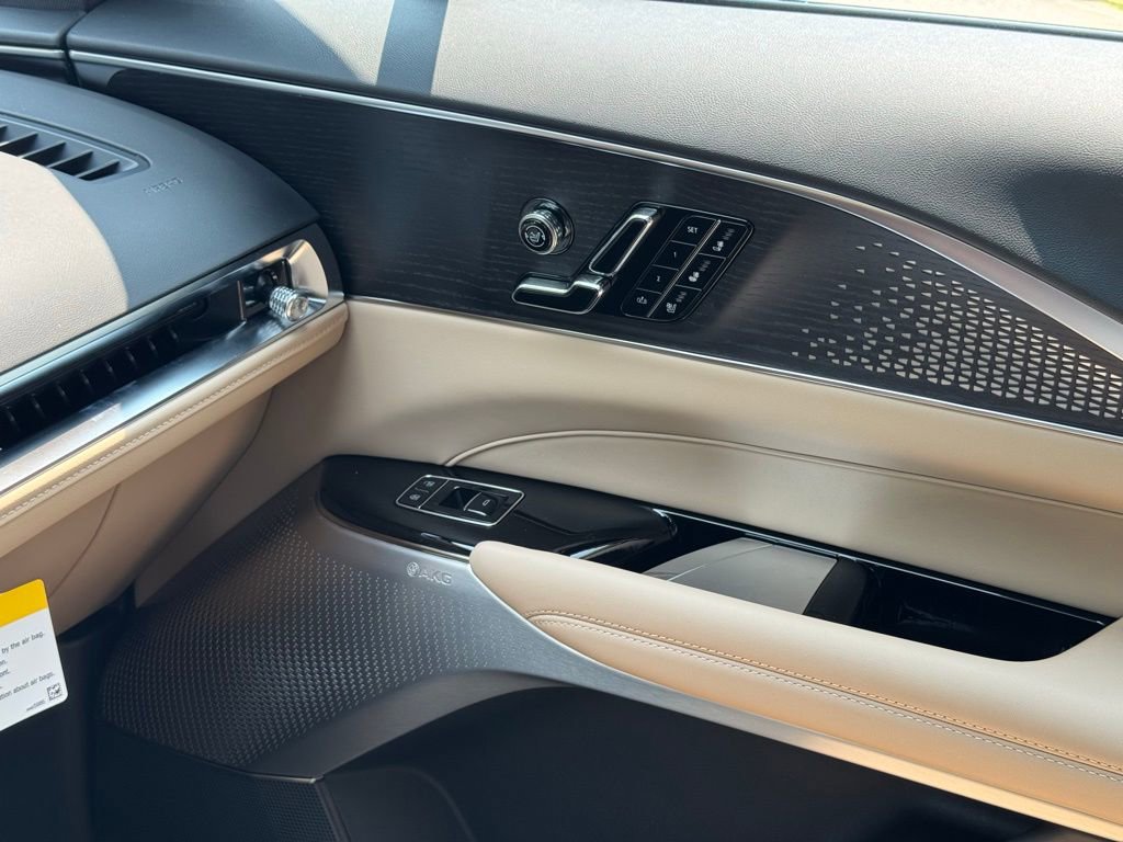 2025 Cadillac Lyriq Luxury photo 32