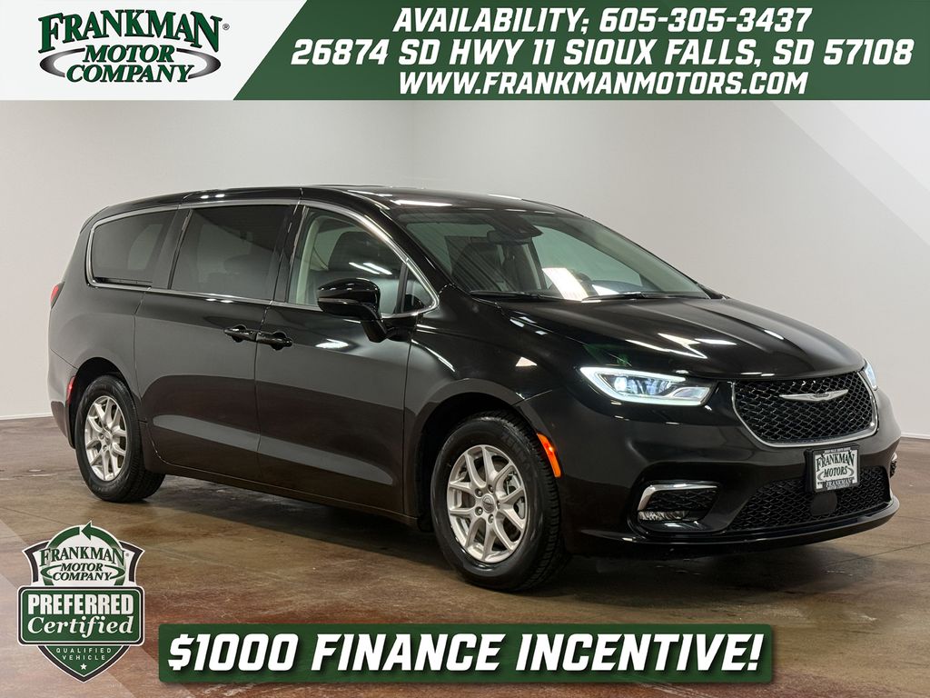 2024 Chrysler Pacifica Touring L's photo