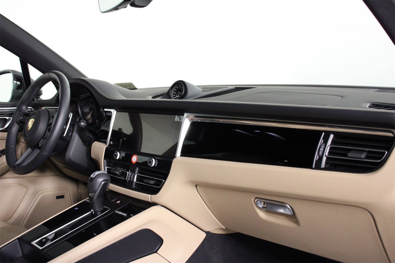 2025 Porsche Macan T photo 22