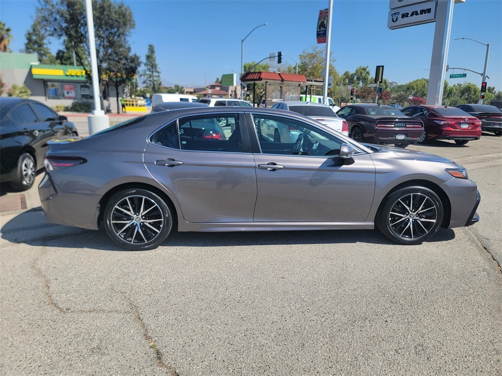 2022 Toyota Camry SE photo 4
