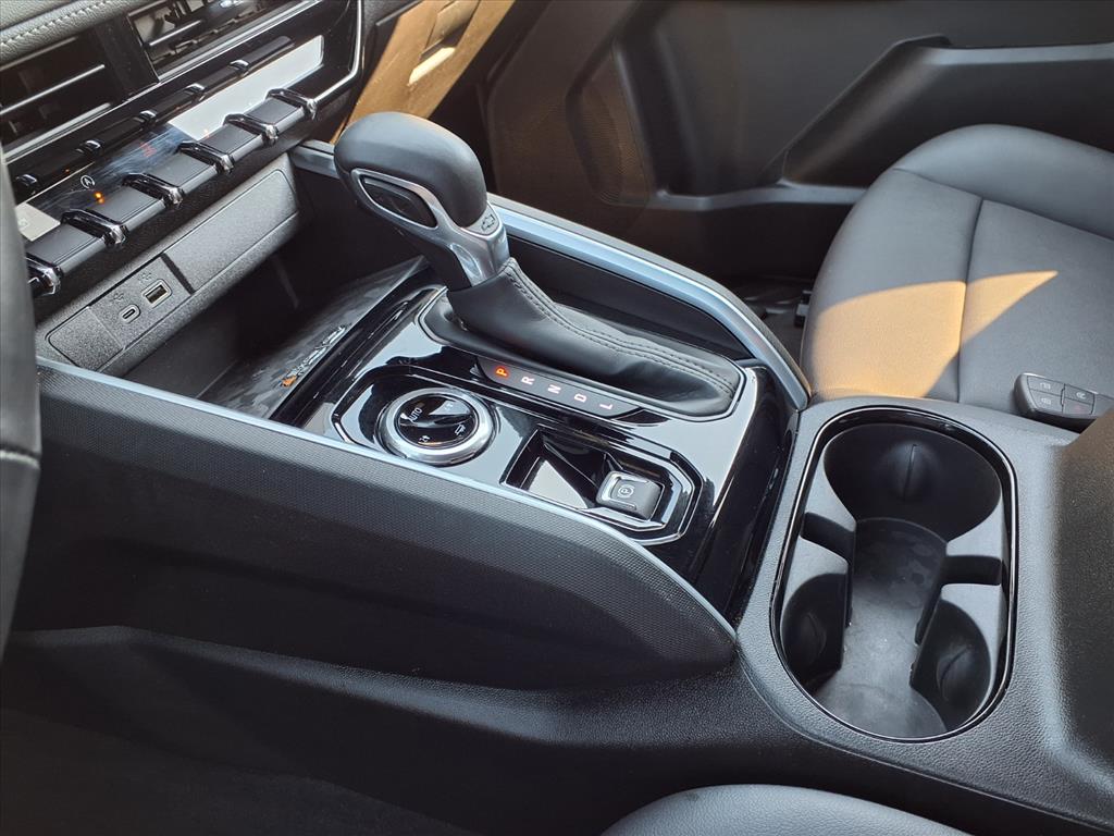 2024 Chevrolet Colorado LT photo 8