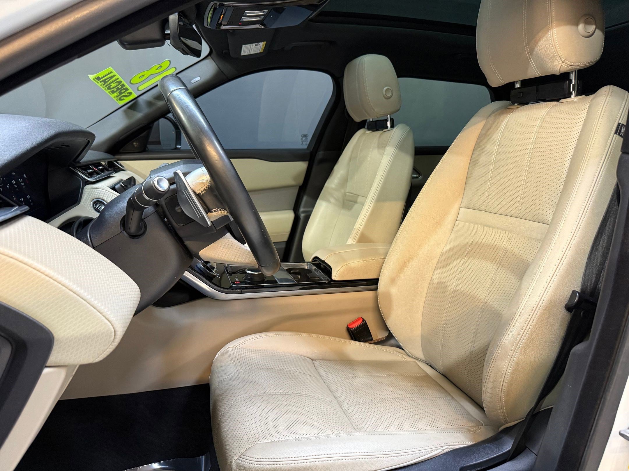 2018 Land Rover Range Rover Velar R-Dynamic SE photo 4