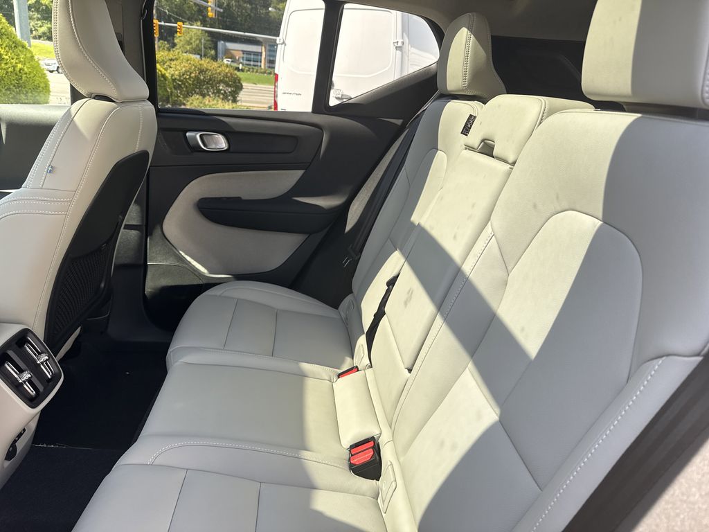 2025 Volvo XC40 Plus photo 30
