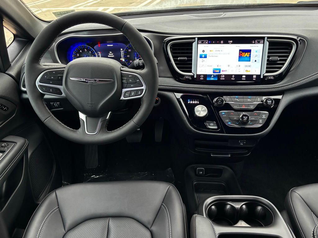 2026 Chrysler Pacifica photo 17