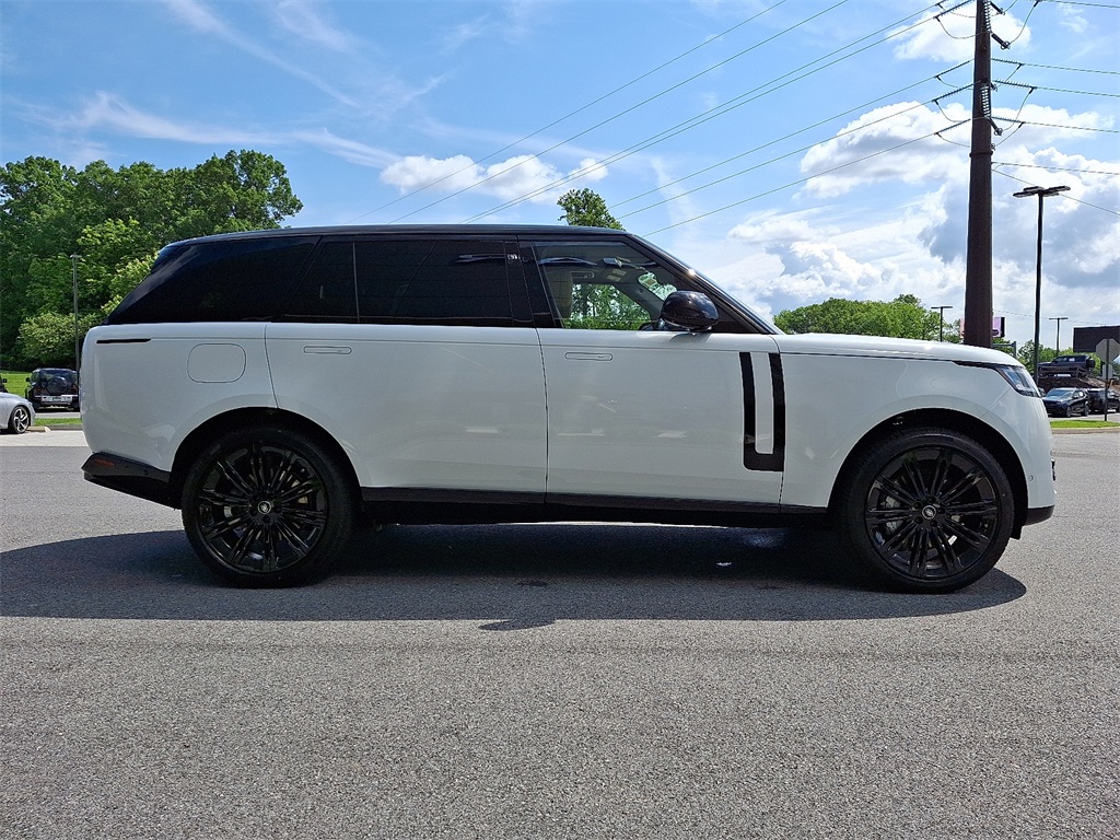 2025 Land Rover Range Rover SE photo 3