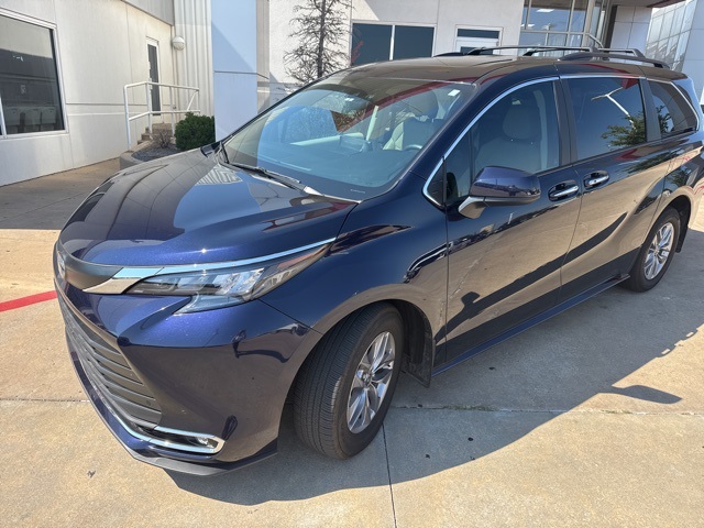2024 Toyota Sienna XLE photo 2