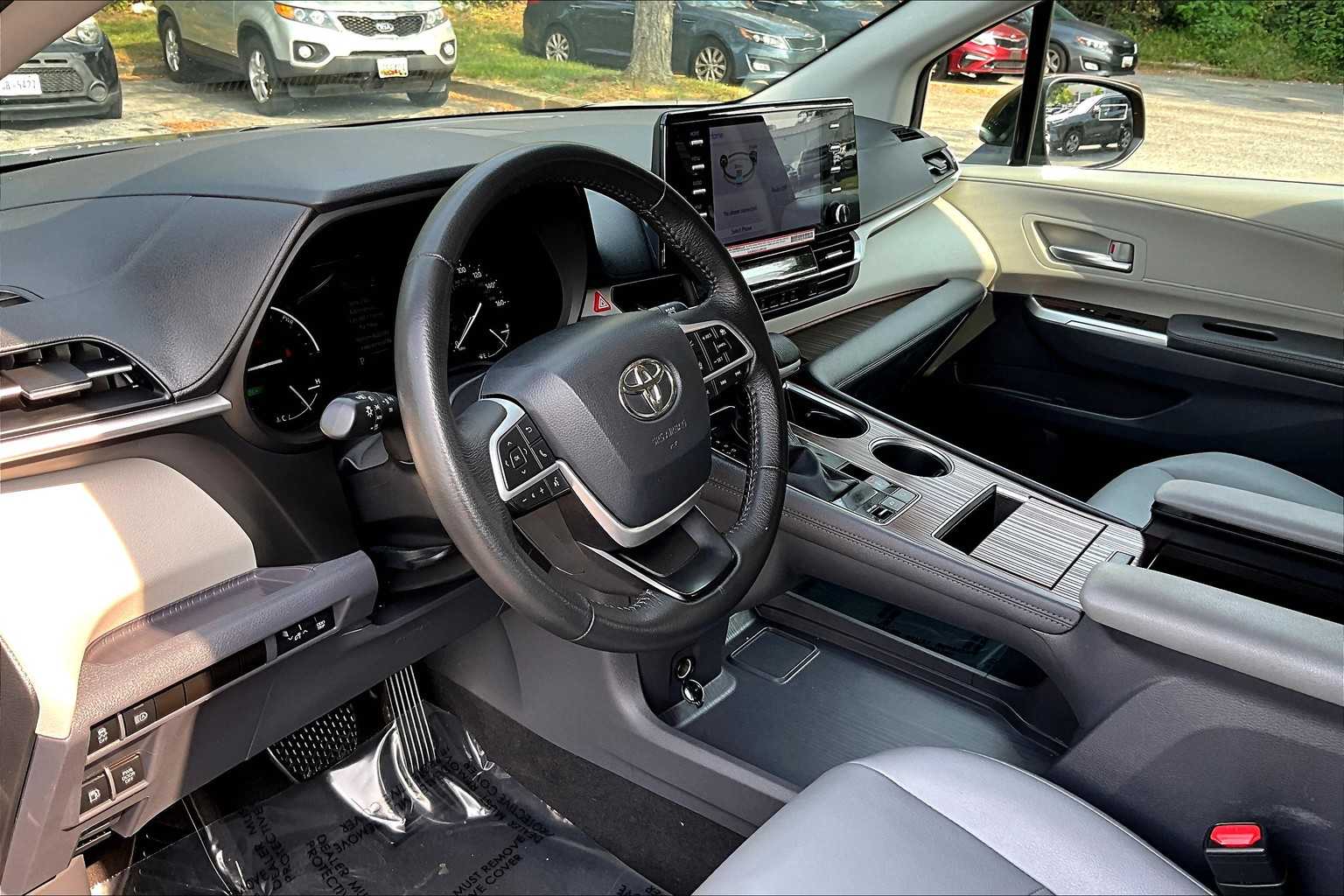 2024 Toyota Sienna XLE photo 16
