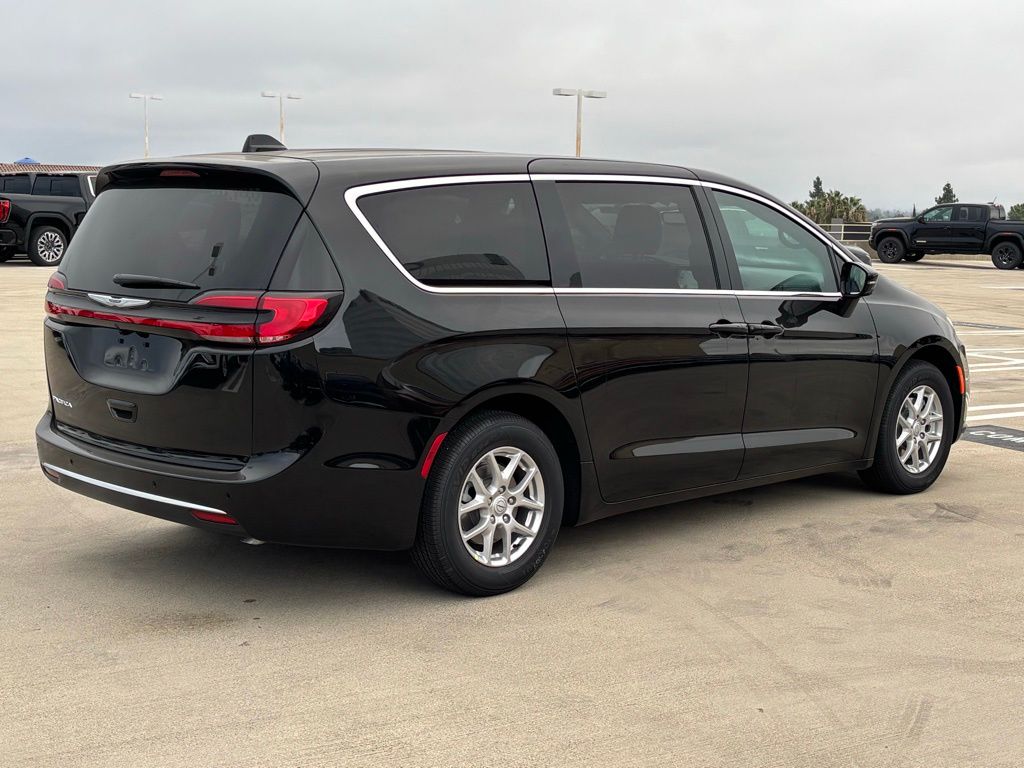 2026 Chrysler Pacifica photo 3