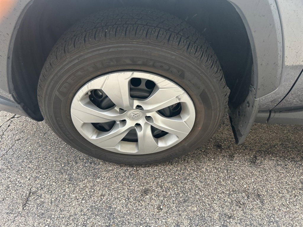 2022 Toyota RAV4 LE photo 11