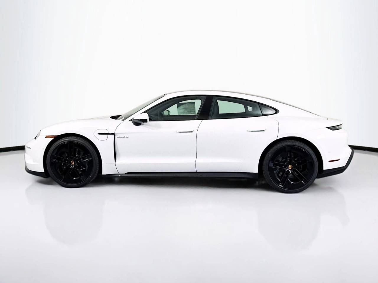 2025 Porsche Taycan photo 2