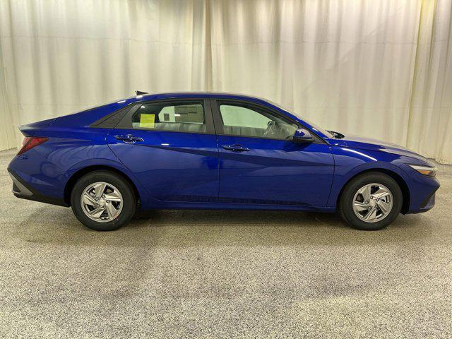 2025 Hyundai Elantra SE photo 4