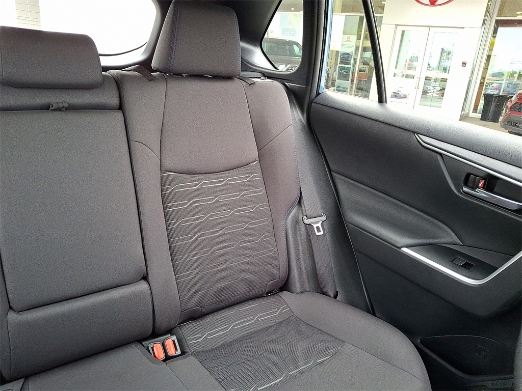2022 Toyota RAV4 Hybrid SE photo 18