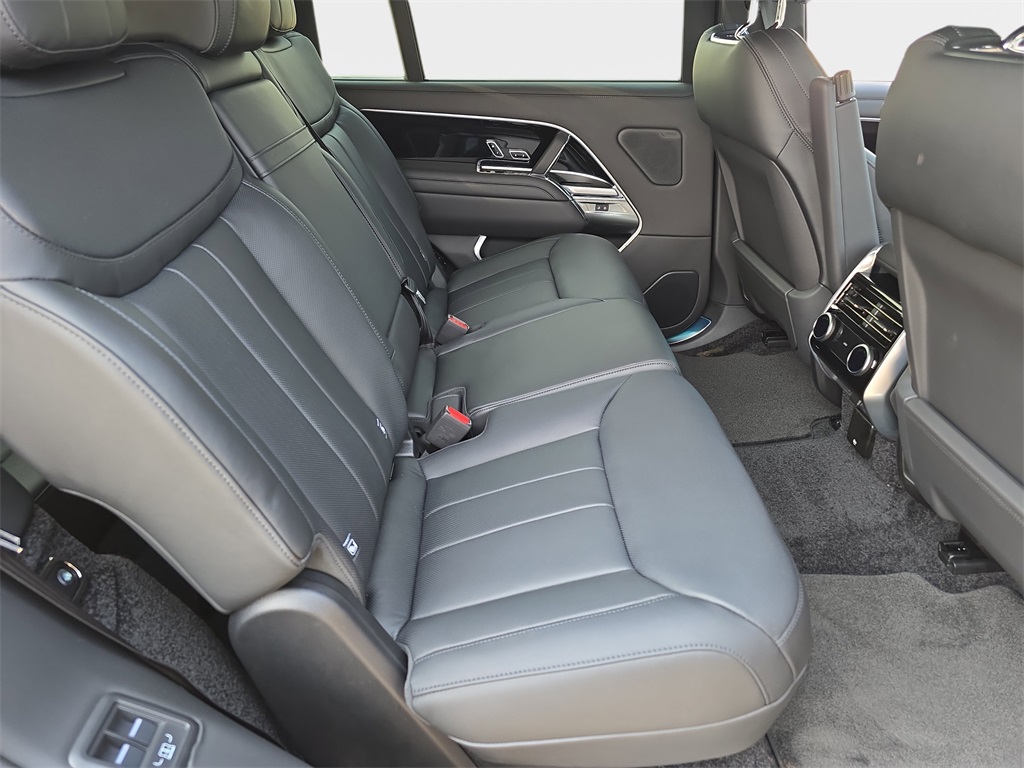 2025 Land Rover Range Rover SE photo 11