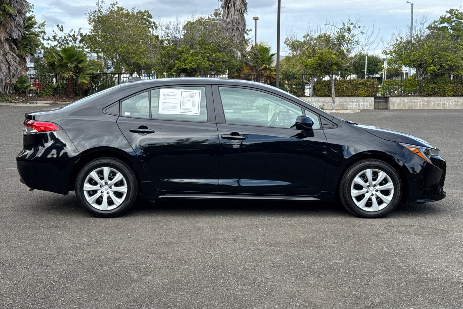 2023 Toyota Corolla LE photo 2