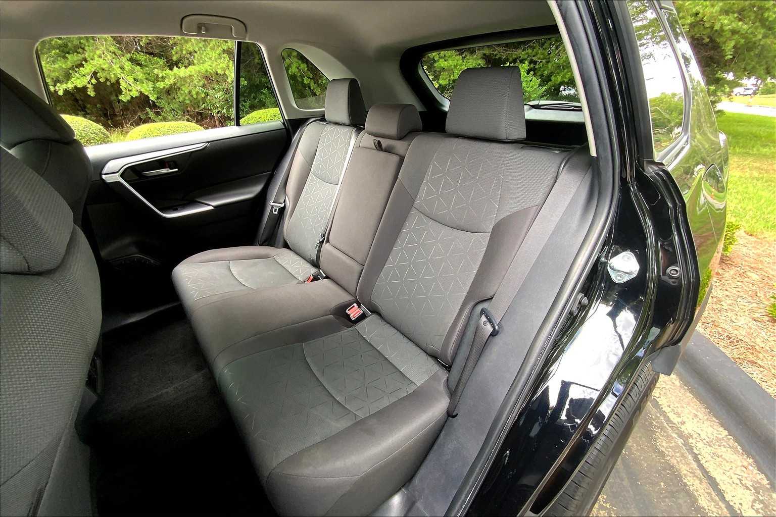 2024 Toyota RAV4 XLE photo 19