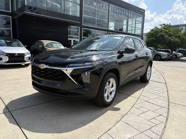 2024 Chevrolet Trax LS photo 2