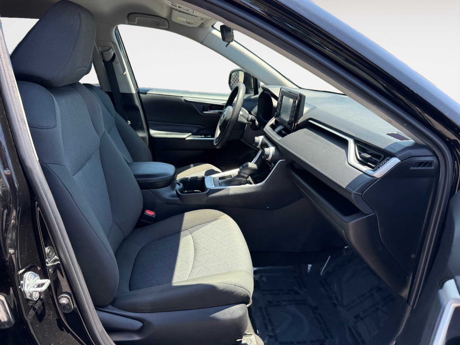 2022 Toyota RAV4 XLE photo 18
