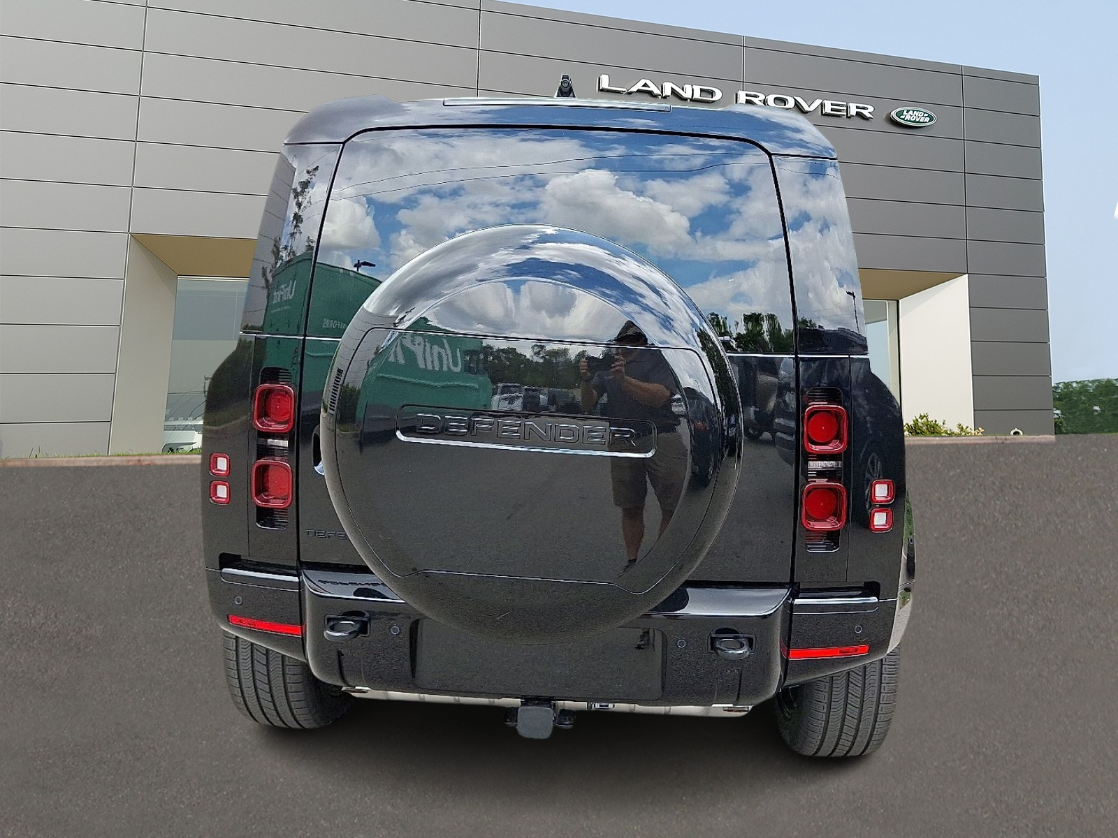 2025 Land Rover Defender X-Dynamic SE photo 4