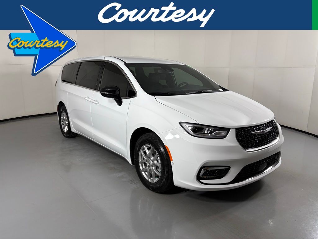 2026 Chrysler Pacifica Select's photo