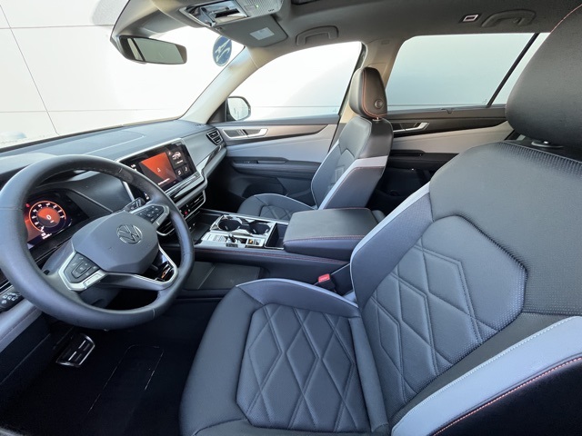2024 Volkswagen Atlas Peak Edition SE Technology photo 2