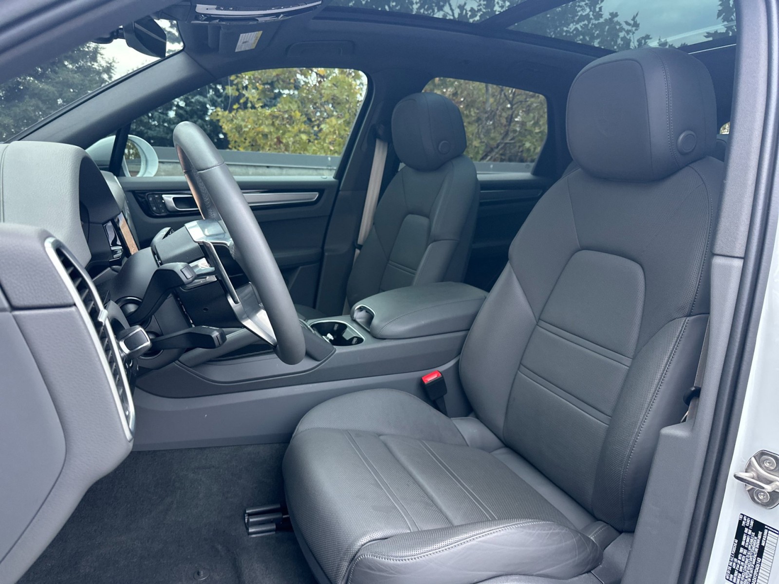 2023 Porsche Cayenne Platinum Edition photo 4