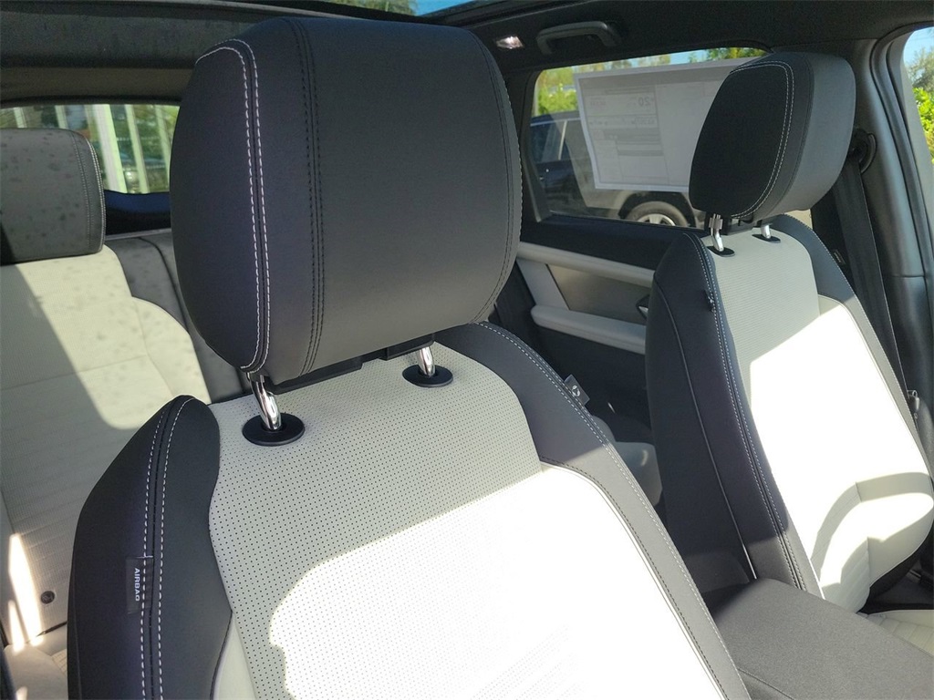 2025 Land Rover Discovery Sport SE photo 17