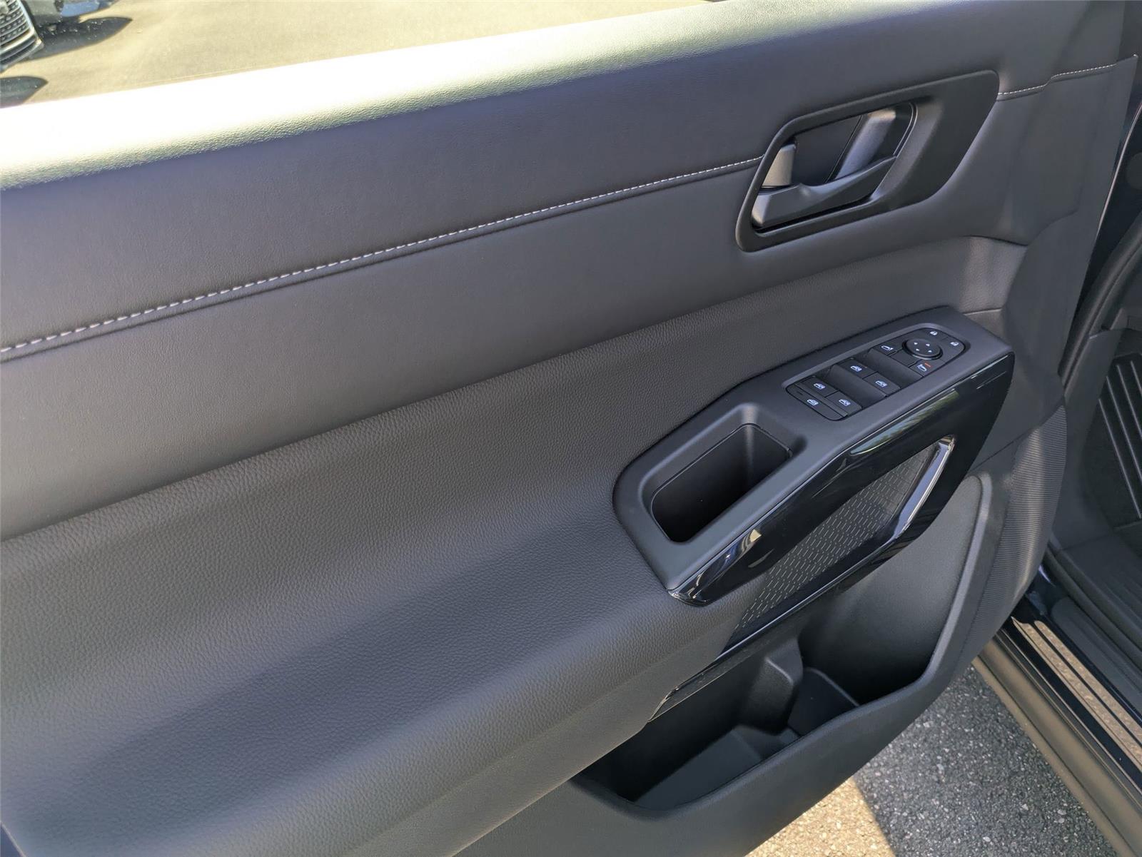 2025 Nissan Pathfinder SV photo 12