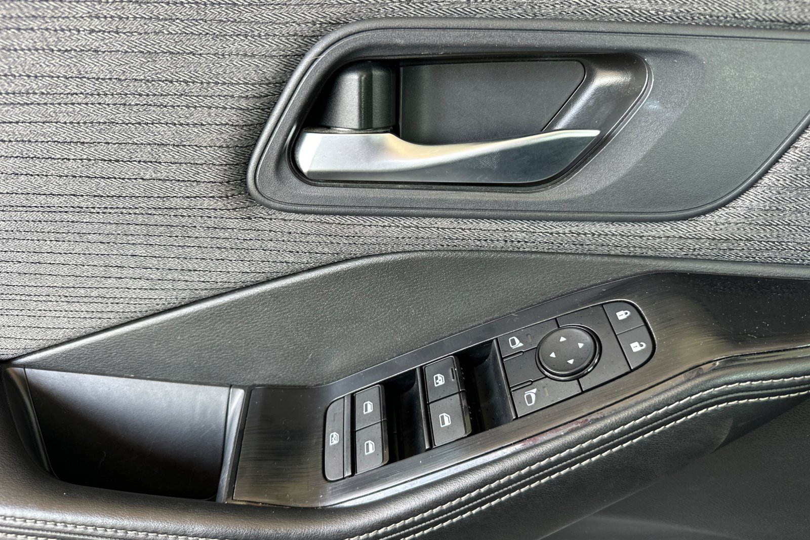 2023 Nissan Rogue SV photo 4