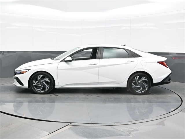 2024 Hyundai Elantra SEL Convenience photo 3