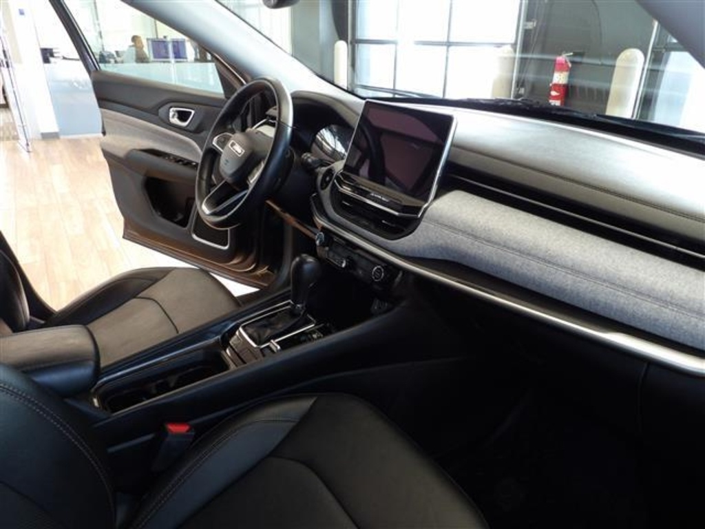 2022 Jeep Compass Latitude Lux photo 11