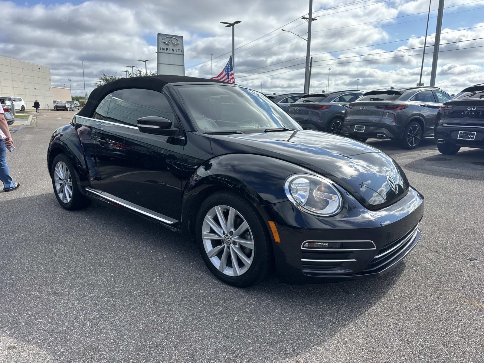 2019 Volkswagen Beetle Convertible SE photo 2