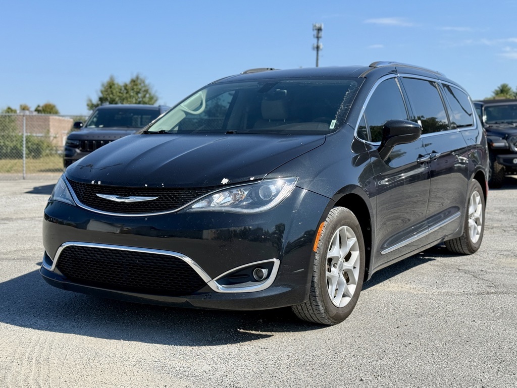 2017 Chrysler Pacifica Touring Plus photo 2