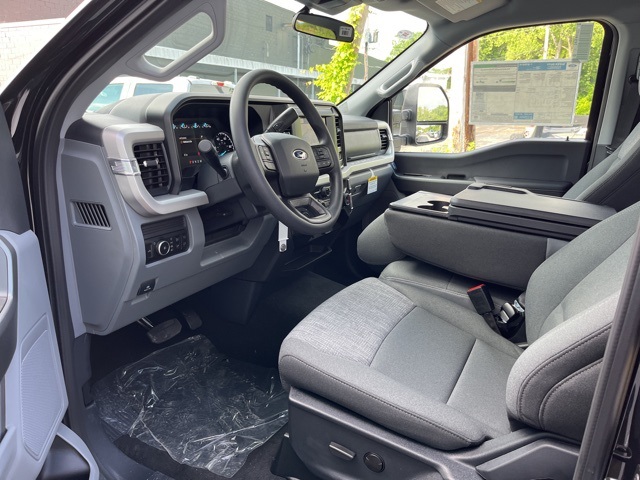 2025 Ford F-250 XLT photo 2