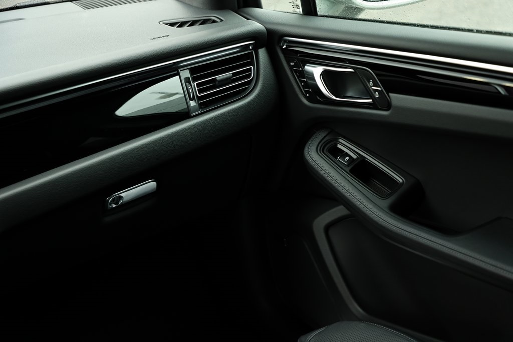 2025 Porsche Macan T photo 26