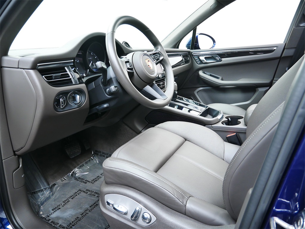 2024 Porsche Macan T photo 2