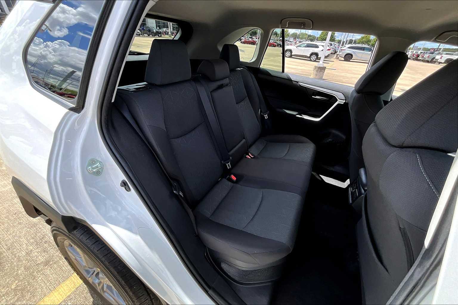 2024 Toyota RAV4 Hybrid XLE photo 11