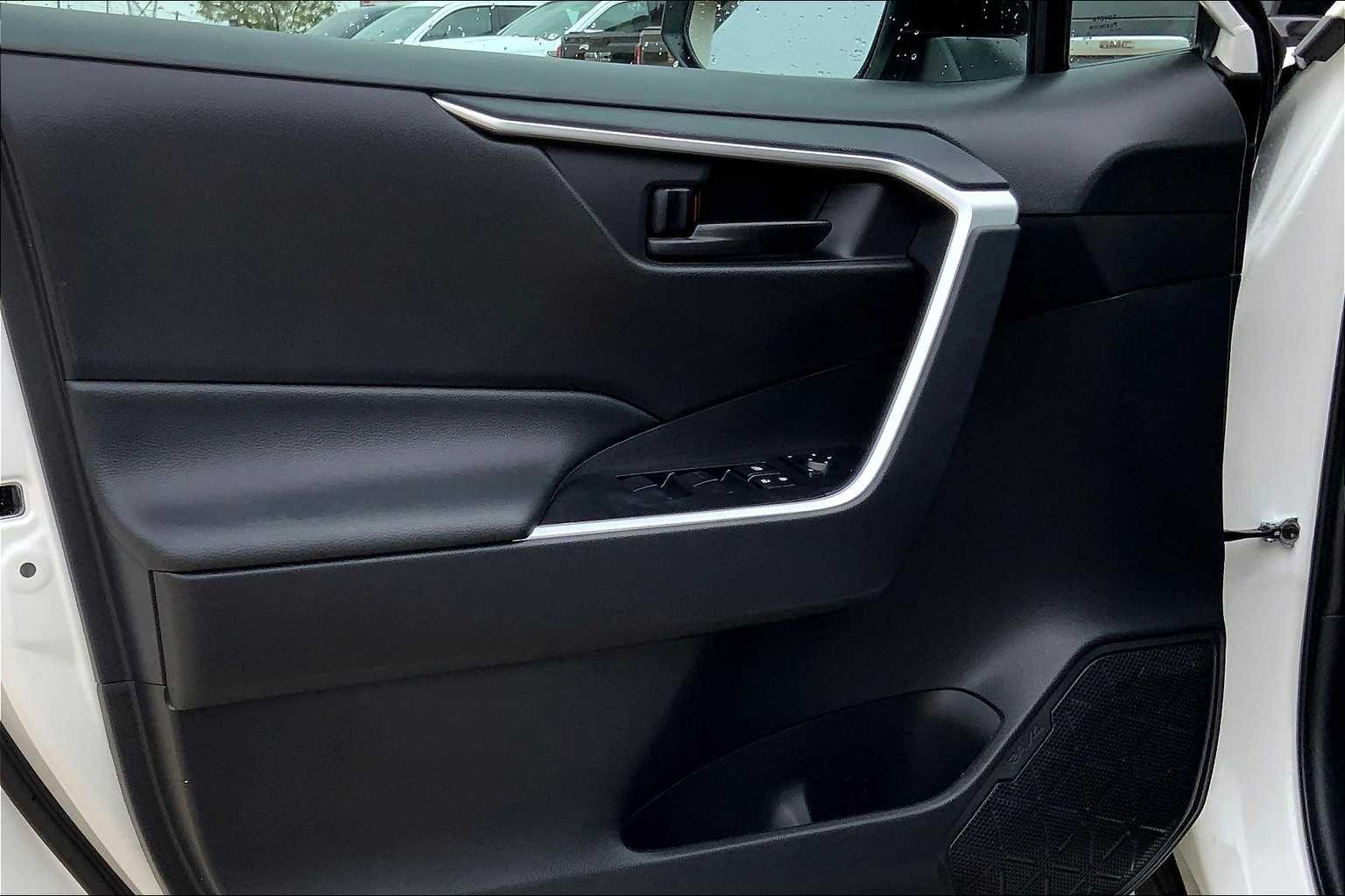 2025 Toyota RAV4 LE photo 18